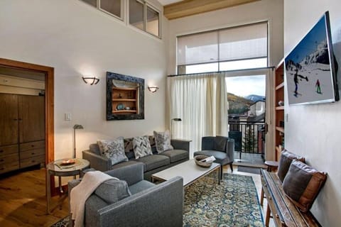 3 Bedroom Antlers Vacation Rental With Incredible Slopeside Views And Just A Short Walk To Gondola And Lionshead Village Condominio in Lionshead Village Vail