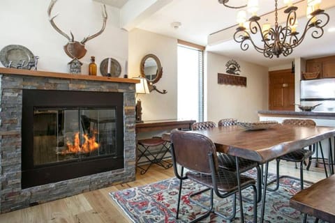 3 Bedroom Antlers Vacation Rental With Incredible Slopeside Views And Just A Short Walk To Gondola And Lionshead Village Condominio in Lionshead Village Vail