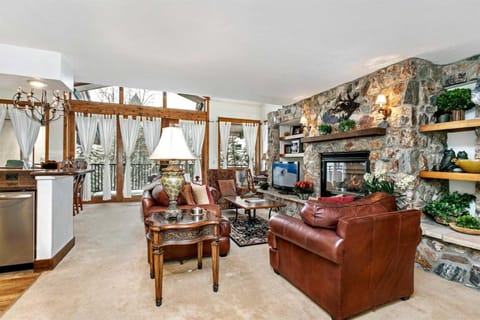 4 Bedroom Antlers Vacation Rental With Incredible Slopeside Views And Just A Short Walk To Gondola And Lionshead Village Apartment in Lionshead Village Vail