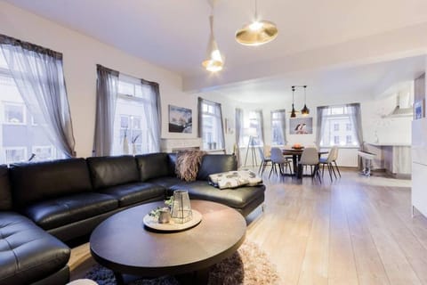 Superb central location, no car needed - Spacious Apartment in Akureyri