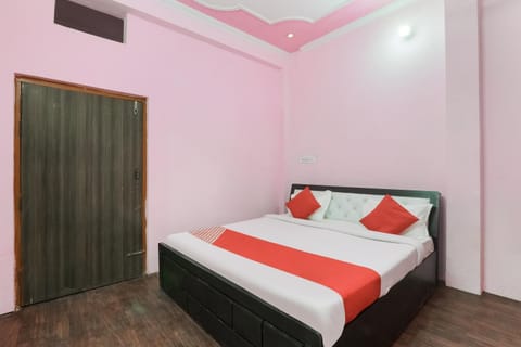 Super OYO Flagship Red Building Guest House Hotel in Lucknow