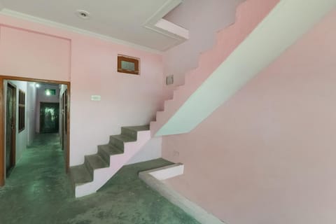 Super OYO Flagship Red Building Guest House Hotel in Lucknow