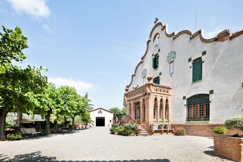 Facade/entrance, Area and facilities