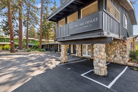 South Lake Chalet Boutique Suites - walk to Heavenly & Lake Tahoe Apartment in Stateline