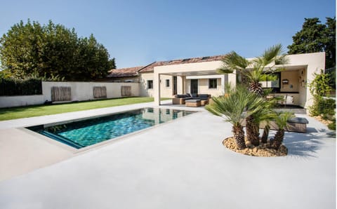 Property building, Day, Garden, Garden view, Pool view, Swimming pool, sunbed