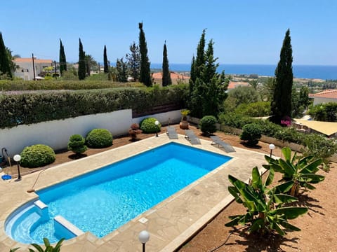 Cozy 2 bdr villa with panoramic sea views Chalet in Peyia