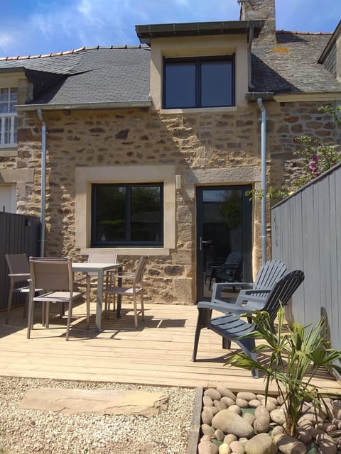 Property building, Patio, Facade/entrance, Day, Dining area, sunbed