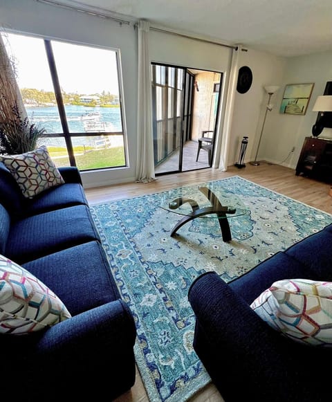 Luxury Waterfront Views - Heated Pool - 1400sf Duplex - Minutes to the Beach Condo in Siesta Beach