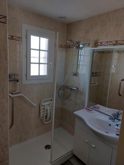 Shower, Bathroom, towels