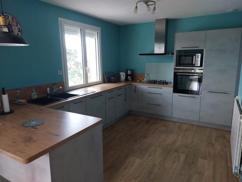 Coffee/tea facilities, Kitchen or kitchenette, dishwasher, oven, stove, toaster