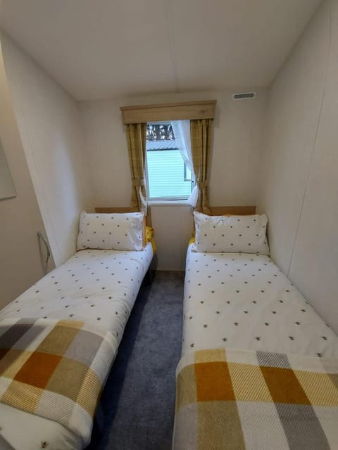 Woofles Luxury Caravan at Knaresborough Lido Apartment in Borough of Harrogate