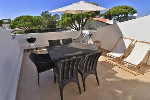 Casa Vale Do Lobo 832A - Charming Townhouse AC few minutes walk from Beach Praca Bed and Breakfast in Quarteira