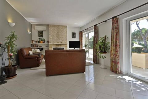 Villa Quadradinhos 21Q - luxurious 4 bedroom Vale do Lobo villa with private heated pool Chalet in Quarteira