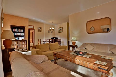 Villa Quadradinhos 3Q 4-bedroom villa with Private Pool AC Short Walk to Praca Villa in Quarteira