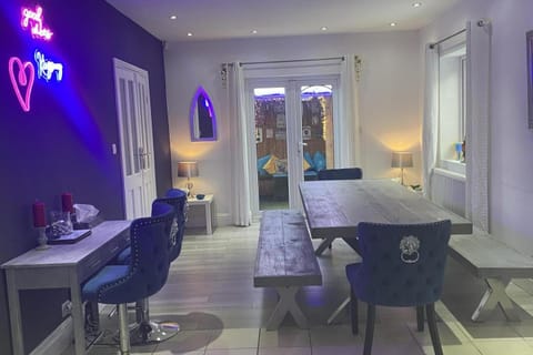 6 Bed-Sleeps 12-Hot Tub-Free Parking-Pet Friendly House in Newcastle upon Tyne