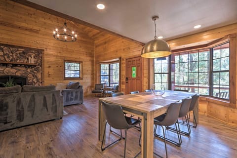Modern Pine Cabin with Game Room, Deck and Fire Pit! Casa in Pine