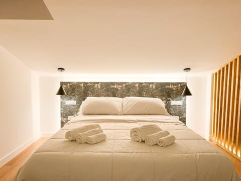 Bed, towels