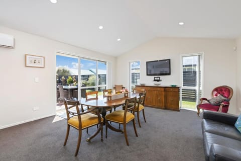 Fabulous in Wharewaka - Wharewaka Holiday Home House in Taupo