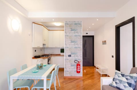 Kitchen or kitchenette, Living room, Seating area, Dining area, stove