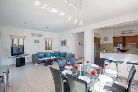 Villa Kanthos - Beautiful 4 Bedroom Protaras Villa with Pool - Close to the Beach Chalet in Protaras