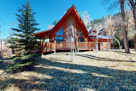 Diamond J's Riverside Retreat House in South Fork