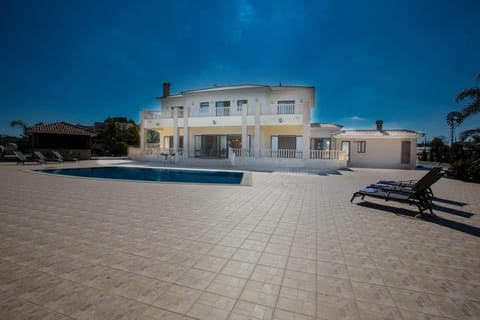 Villa Protaras Deluxe Fabulous and luxurious 7BDR Villa Close to Fig tree Bay Beach Chalet in Protaras