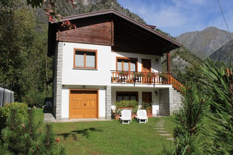 Facade/entrance, Garden view