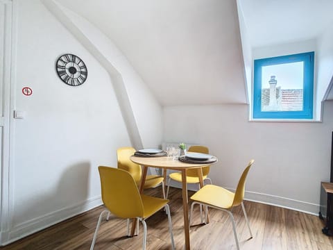 Seating area, Dining area