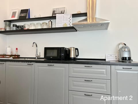 Coffee/tea facilities, Kitchen or kitchenette, oven, stove