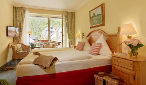 Bed, TV and multimedia, Photo of the whole room, Street view, Quiet street view