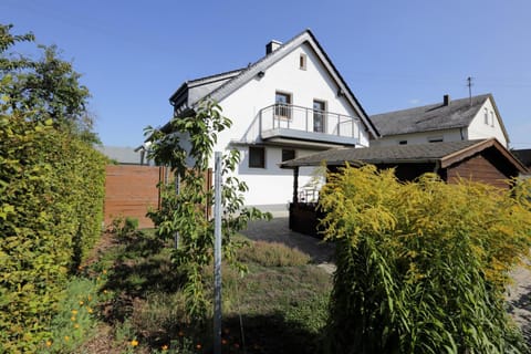 Facade/entrance, Balcony/Terrace, Garden view