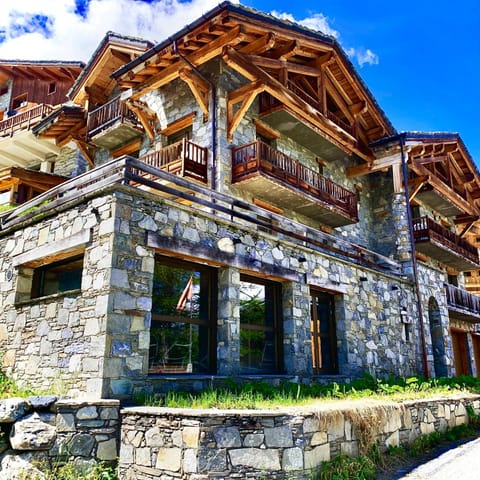 Toilet, Property building, Nearby landmark, Facade/entrance, Spring, Neighbourhood, Natural landscape, View (from property/room), Business facilities, On site, Location, elevator