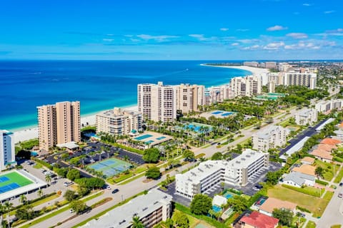 Beachfront 2 Bed at Popular Seawinds!!! House in Marco Island