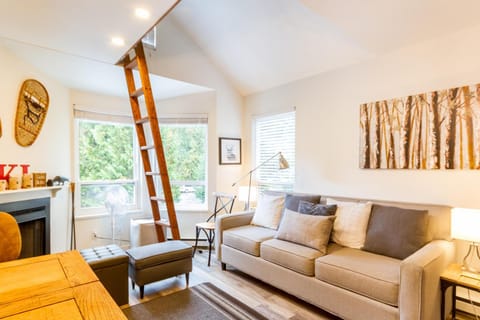 Cute and Cozy, walk to Gondola Ski in Out House in Whistler
