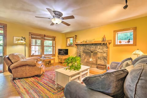 Rustic-Yet-Cozy Cabin with Patio, 12Mi to Asheville! House in Asheville