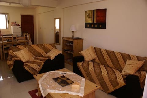 Beautiful quiet well-furnished Apartment B201 with large terrace, Wi-Fi & SAT TV Apartamento in Peyia