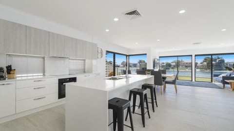 FLOATING ON THE CANALS - 80 COMMODORE CRES Maison in Port Macquarie