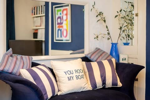 Quirky, cute, bright & bold apartment with terrace Appartement in Hove