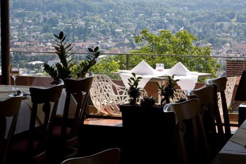 Restaurant/places to eat, Natural landscape, City view