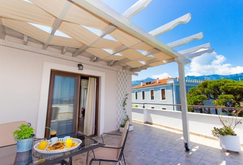 Day, Bird's eye view, Summer, Balcony/Terrace, Decorative detail, On site, Sea view, Street view