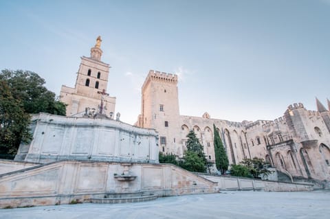 Nearby landmark, Landmark view, Location