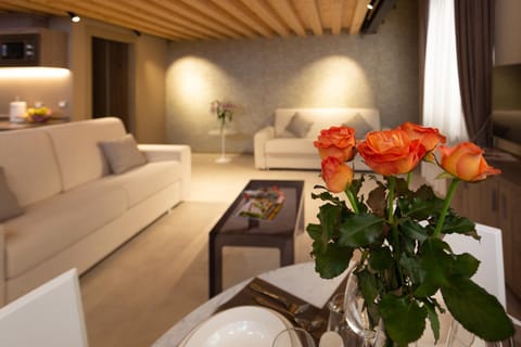 Photo of the whole room, Decorative detail