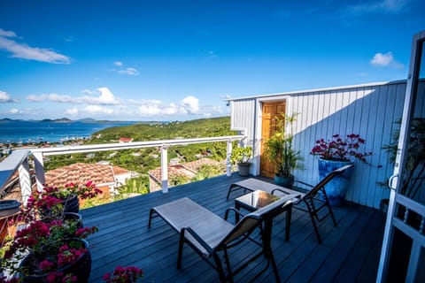 Beautiful Honeymoon Suite at Sunset Serenade Condo in Cruz Bay