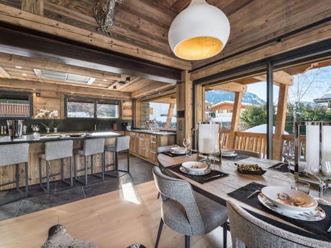 Chalet de luxe avec jacuzzi, salle cinéma et piscine au centre de Megève - FR-1-569-10 Chalet in Megève