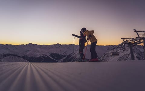 Natural landscape, Winter, Skiing, Skiing, Mountain view, Sunrise, Sunset