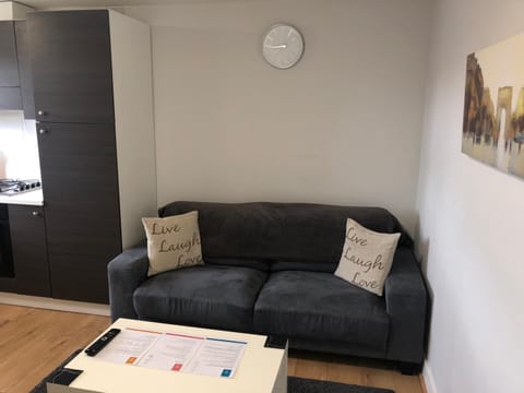 2nd Floor Town Centre Apt with FREE Parking Apartment in Loughborough