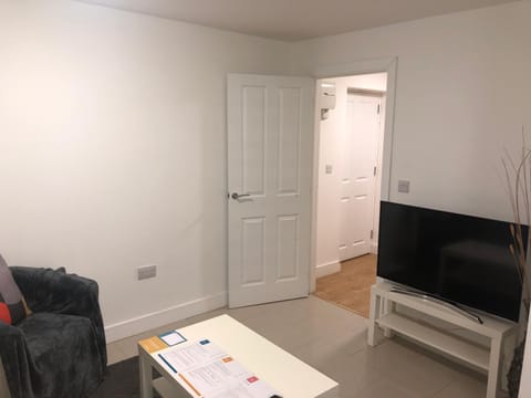 2nd Floor Town Centre Apt with FREE Parking Condo in Loughborough