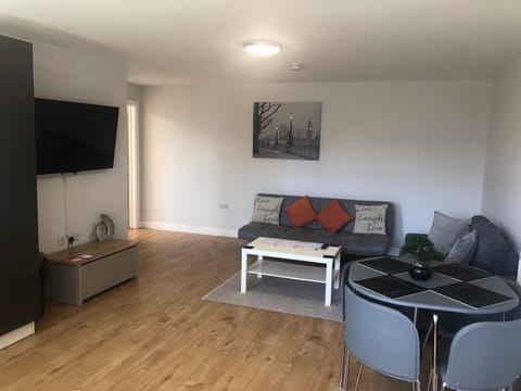 Large Ground Floor Pet Friendly 2 Bedroom Apartment with FREE Parking Condominio in Loughborough