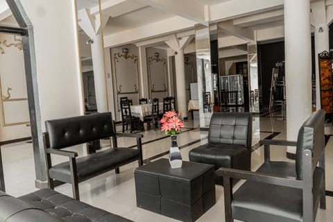 Property building, Living room, Lobby or reception, Lounge or bar, Seating area