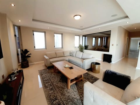 1804 Franklin 3-Bed Penthouse with Rooftop Jacuzzi Condominio in Johannesburg